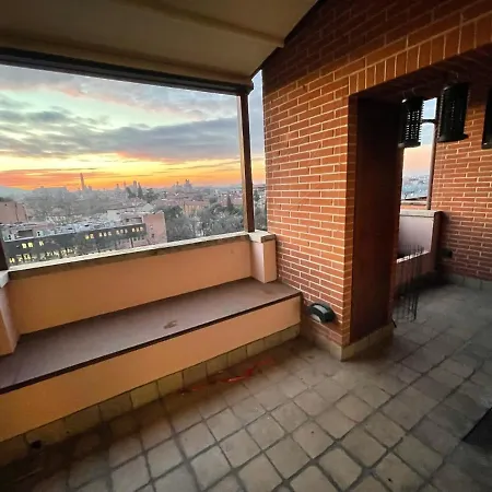 Attico Con Vista Spettacolare E Jacuzzi Apartamento Bolonha
