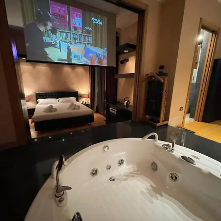 Attico Con Vista Spettacolare E Jacuzzi Bolonha