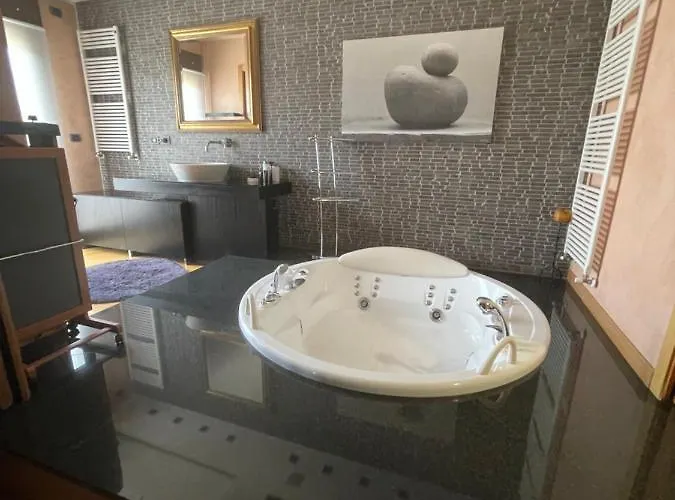 아파트 Attico Con Vista Spettacolare E Jacuzzi 볼로냐