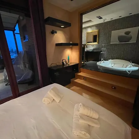 Attico Con Vista Spettacolare E Jacuzzi Апартаменты