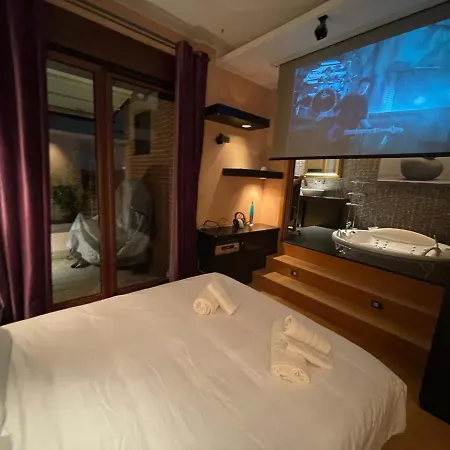 Attico Con Vista Spettacolare E Jacuzzi * Болонья