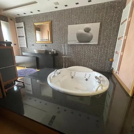 Апартаменты Attico Con Vista Spettacolare E Jacuzzi Болонья