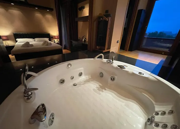 Attico Con Vista Spettacolare E Jacuzzi Lägenhet Bologna